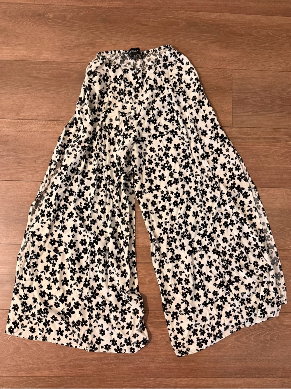 NWOT Kendall + Kylie flowy wide leg pants in a black & white floral print 🖤🤍 - Picture 5 of 7